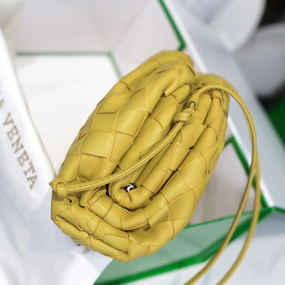 Batch 1260 large grid weaving The pouch cloud bag is the first series designed by former Celine designer Daniel Lee after joining BV. The upper body is extremely ecstatic ~ fashionable and classy ~ elegant and concise, lazy and intellectual size: 23*13*8 [Little Cloud Rough Weave#]